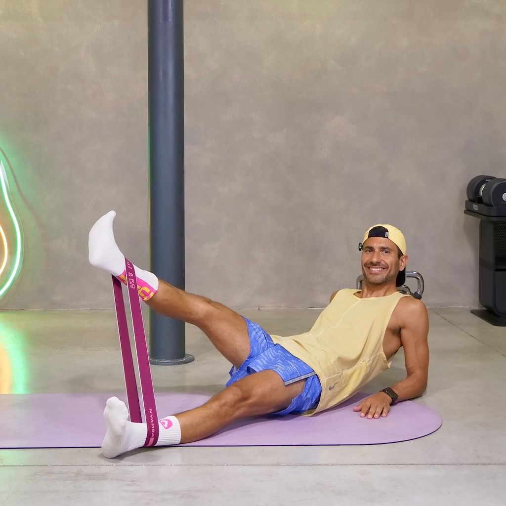 Davide a terra con un elastico alle caviglie